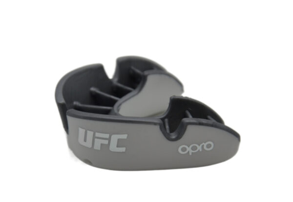 Капа OPRO Silver UFC доросла (вік 11+) White/Silver (ufc.102514003)